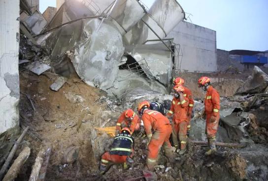 已搜救出9人 贵州一商品混凝土公司发生滑塌,搜救工作仍在进行中